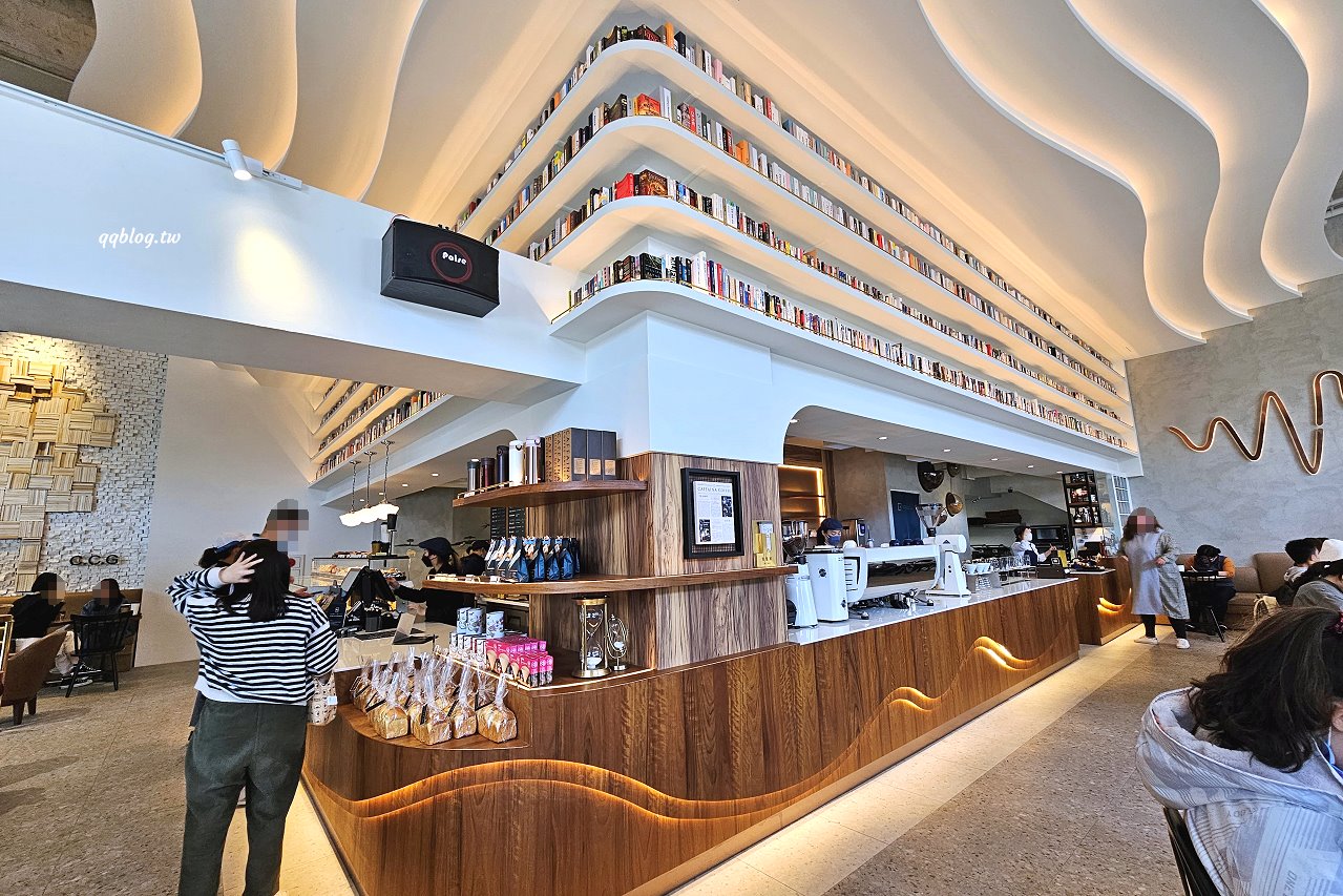 台中西屯︱卡啡那 Caffaina Coffee Gallery 國安館．以書廊為設計概念，風格清新明亮 @QQ的懶骨頭