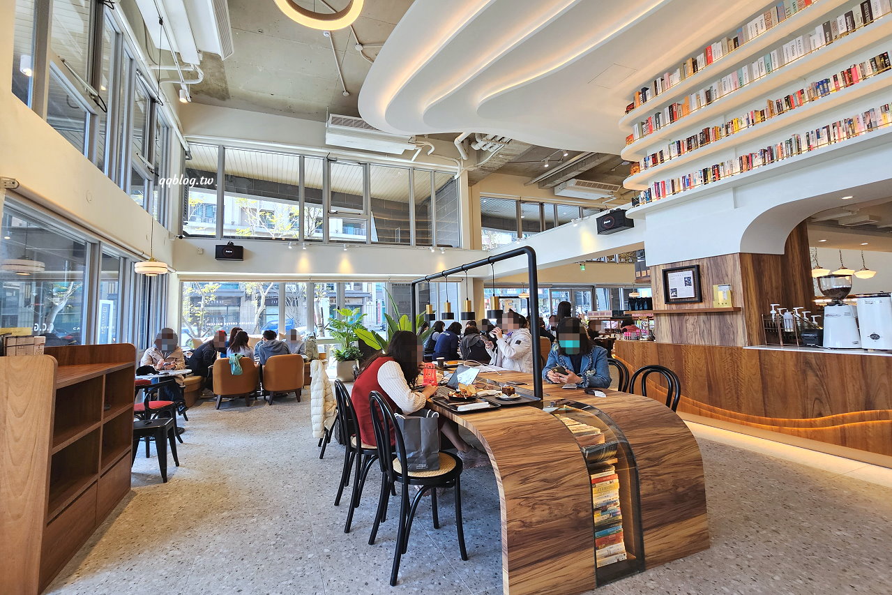 台中西屯︱卡啡那 Caffaina Coffee Gallery 國安館．以書廊為設計概念，風格清新明亮 @QQ的懶骨頭