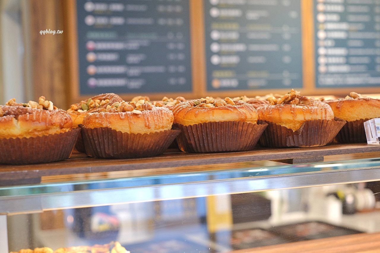 台中西屯︱卡啡那 Caffaina Coffee Gallery 國安館．以書廊為設計概念，風格清新明亮 @QQ的懶骨頭