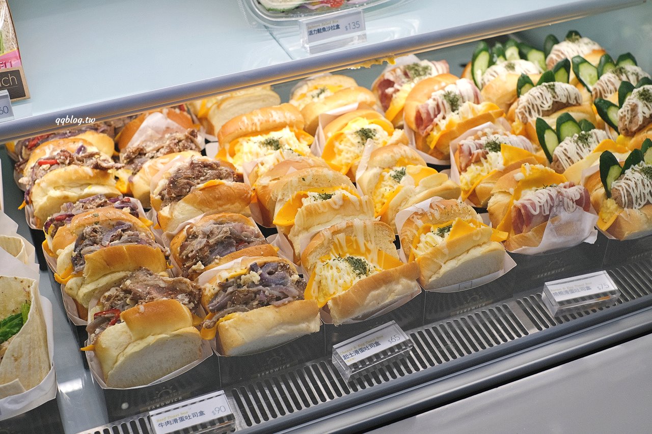 台中西屯︱卡啡那 Caffaina Coffee Gallery 國安館．以書廊為設計概念，風格清新明亮 @QQ的懶骨頭