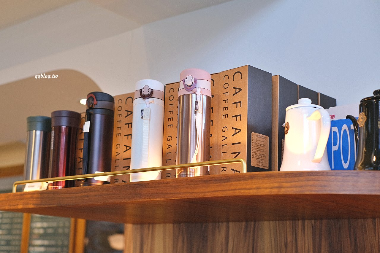 台中西屯︱卡啡那 Caffaina Coffee Gallery 國安館．以書廊為設計概念，風格清新明亮 @QQ的懶骨頭
