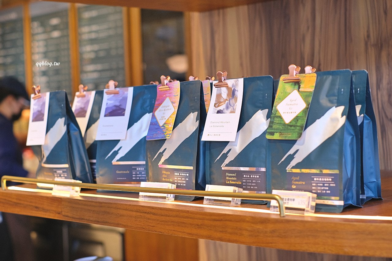 台中西屯︱卡啡那 Caffaina Coffee Gallery 國安館．以書廊為設計概念，風格清新明亮 @QQ的懶骨頭