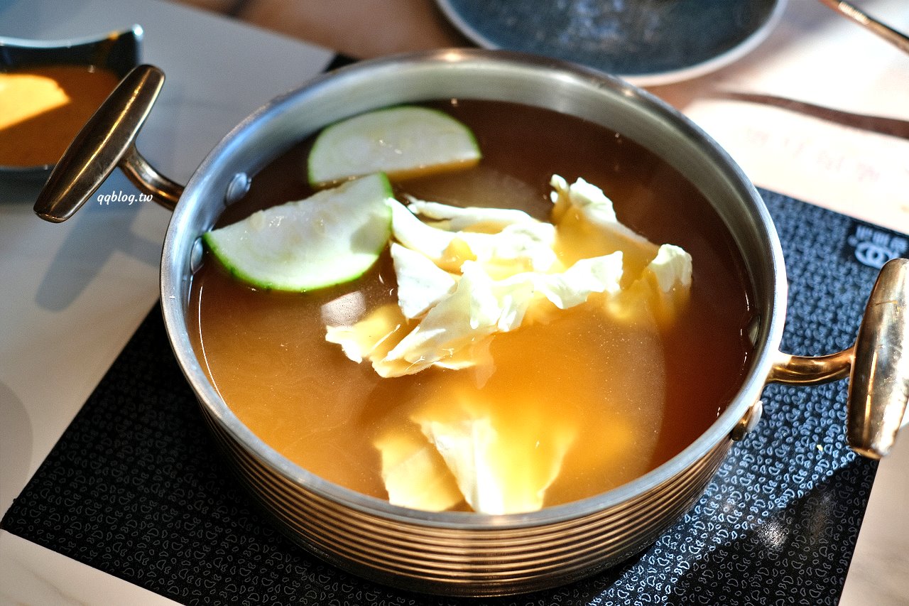 台中豐原︱嗑肉石鍋 豐原店．二代店新登場，蔬菜吧、飲料、冰淇淋、滷肉飯吃到飽，夜貓子吃鍋啦~ @QQ的懶骨頭