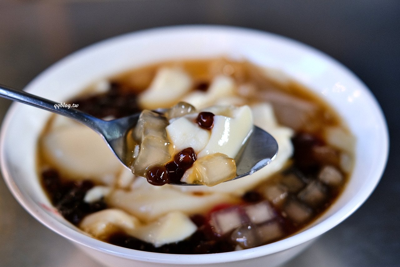 台南中西區︱修安扁擔豆花．傳統手工豆花加上四色粉粿就是一碗美味消暑良品 @QQ的懶骨頭