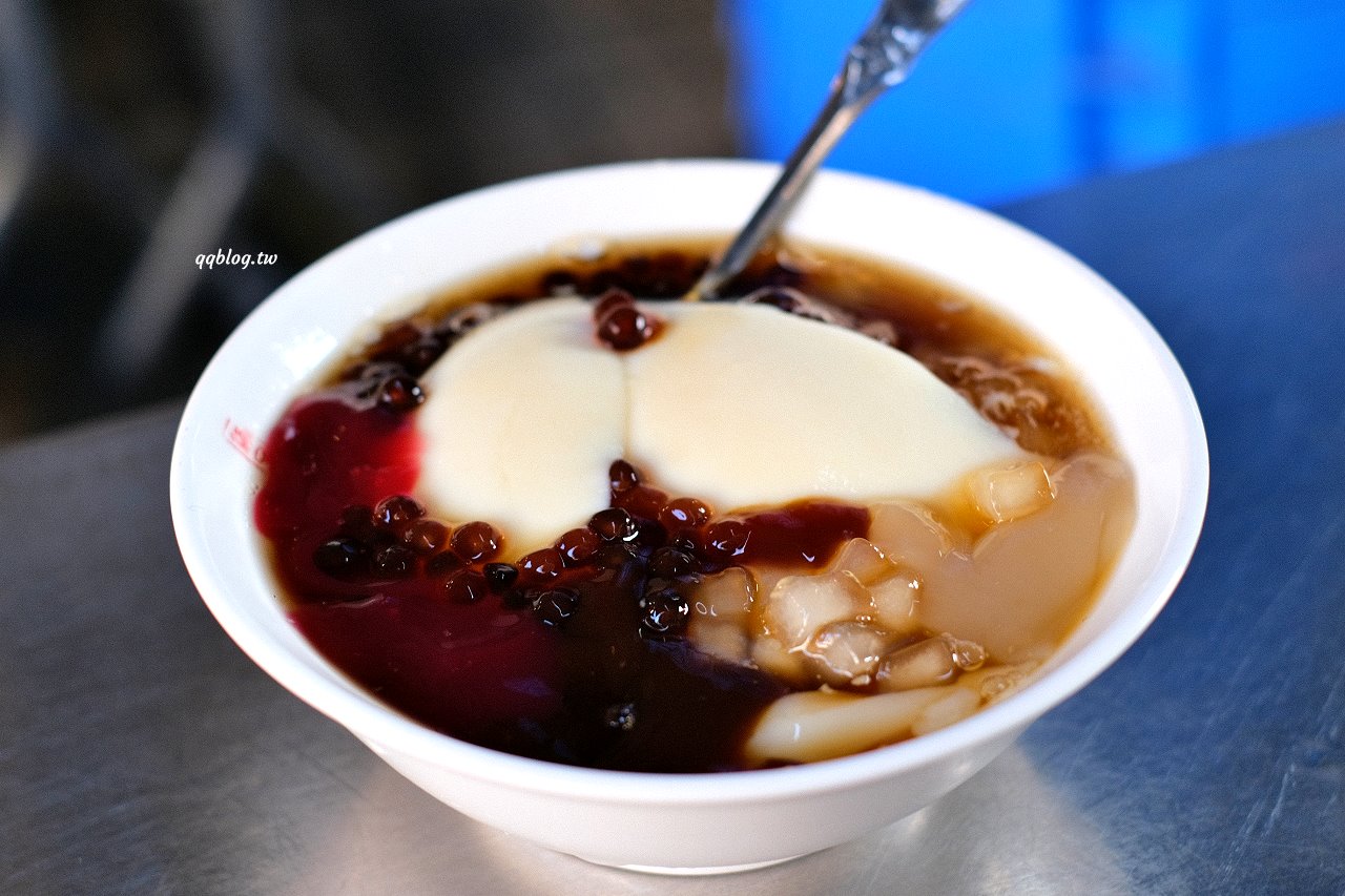 台南中西區︱修安扁擔豆花．傳統手工豆花加上四色粉粿就是一碗美味消暑良品 @QQ的懶骨頭