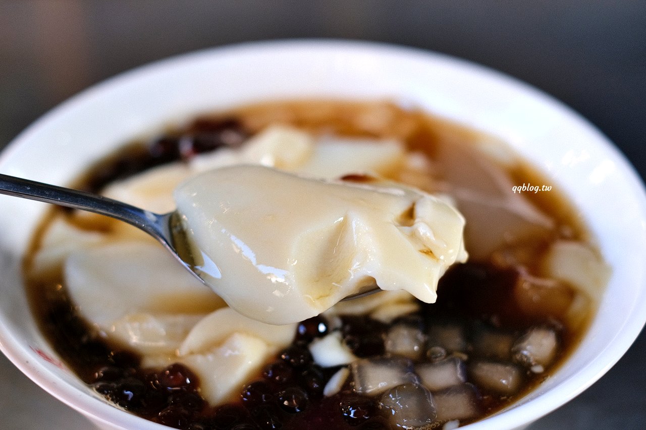 台南中西區︱修安扁擔豆花．傳統手工豆花加上四色粉粿就是一碗美味消暑良品 @QQ的懶骨頭