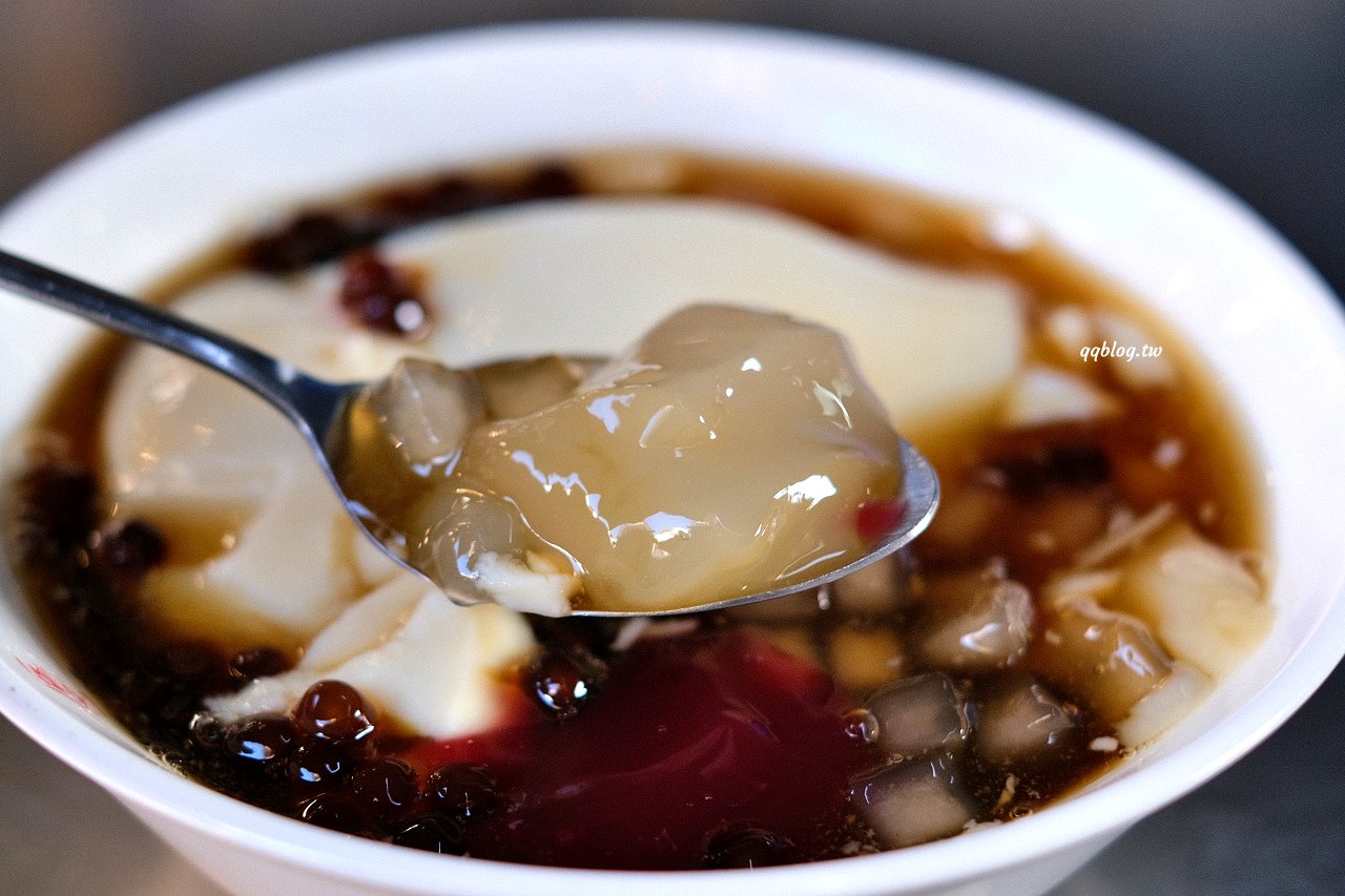 台南中西區︱修安扁擔豆花．傳統手工豆花加上四色粉粿就是一碗美味消暑良品 @QQ的懶骨頭