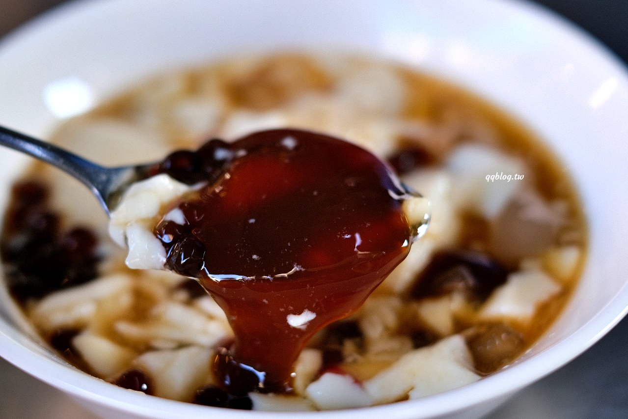 台南中西區︱修安扁擔豆花．傳統手工豆花加上四色粉粿就是一碗美味消暑良品 @QQ的懶骨頭