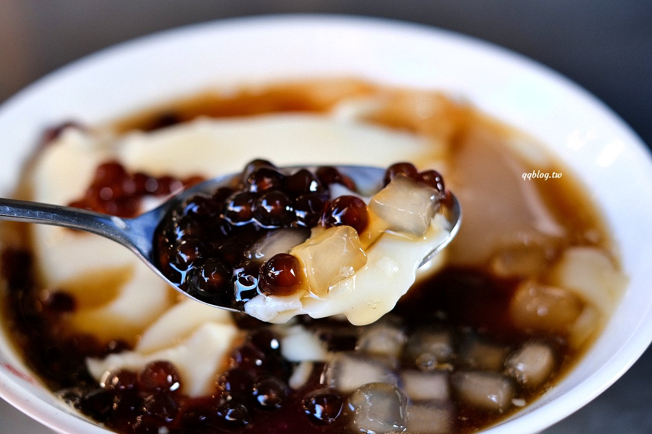 台南中西區︱修安扁擔豆花．傳統手工豆花加上四色粉粿就是一碗美味消暑良品 @QQ的懶骨頭