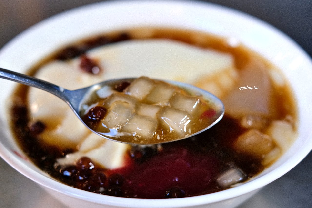 台南中西區︱修安扁擔豆花．傳統手工豆花加上四色粉粿就是一碗美味消暑良品 @QQ的懶骨頭