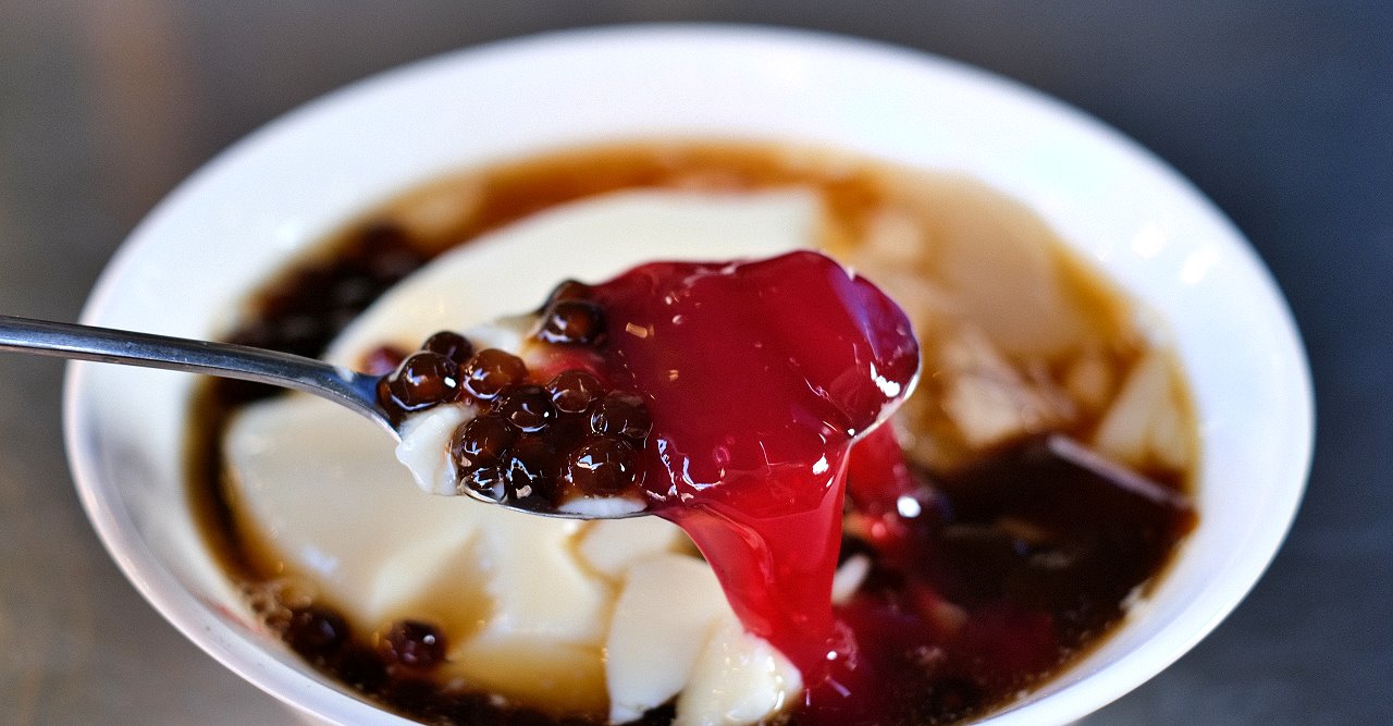 台南中西區︱修安扁擔豆花．傳統手工豆花加上四色粉粿就是一碗美味消暑良品 @QQ的懶骨頭