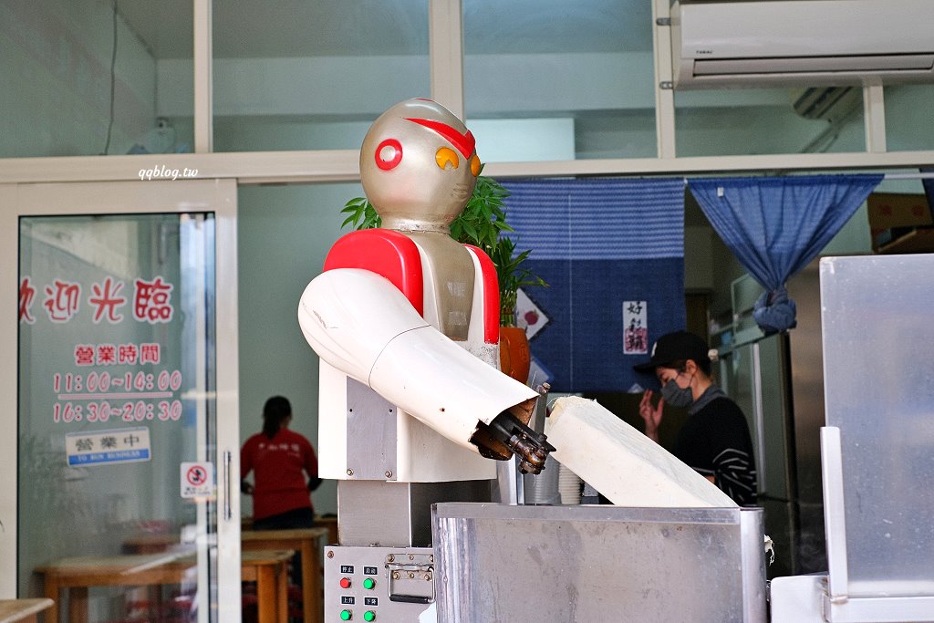 台中大雅︱向陽樓刀削麵．鹹蛋超人削麵很吸睛，喜歡QQ麵條的不可錯過 @QQ的懶骨頭