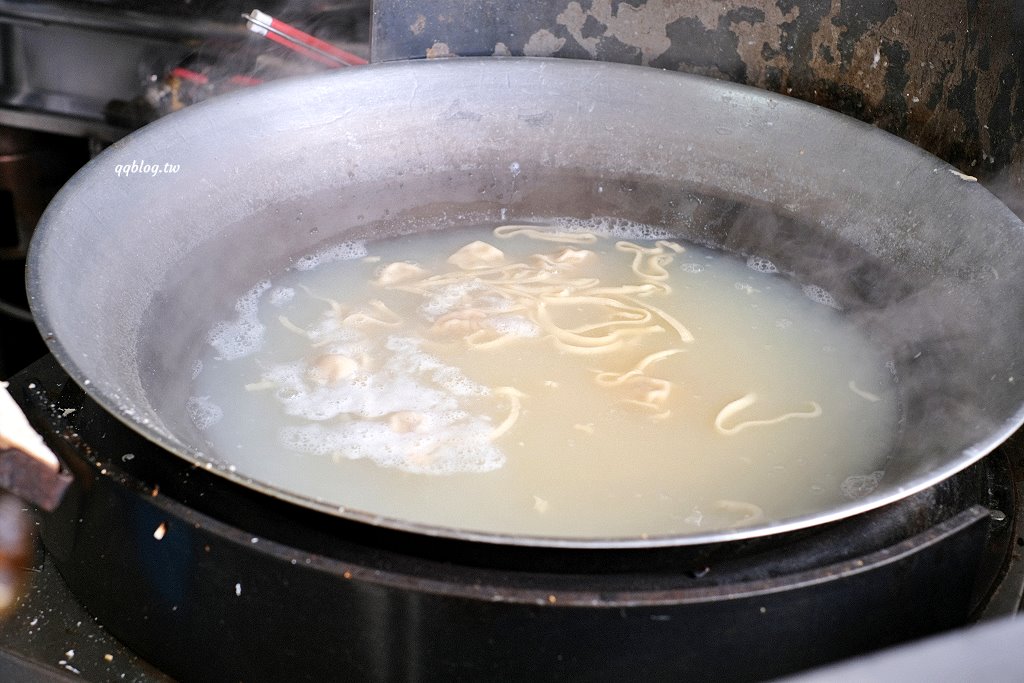 台中大雅︱向陽樓刀削麵．鹹蛋超人削麵很吸睛，喜歡QQ麵條的不可錯過 @QQ的懶骨頭