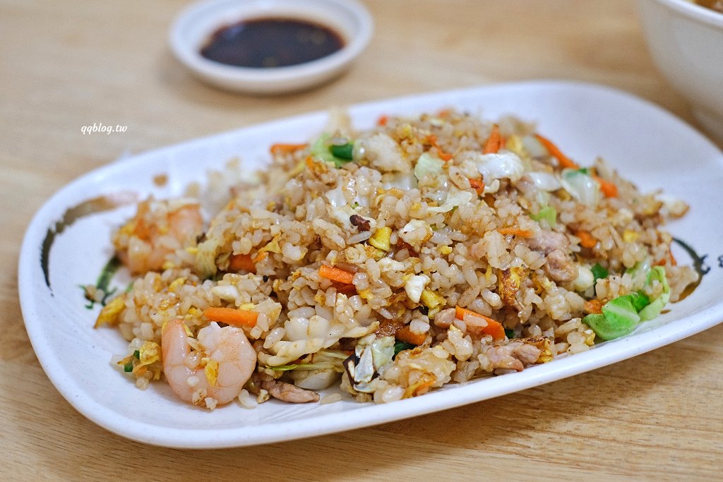 台中大雅︱向陽樓刀削麵．鹹蛋超人削麵很吸睛，喜歡QQ麵條的不可錯過 @QQ的懶骨頭