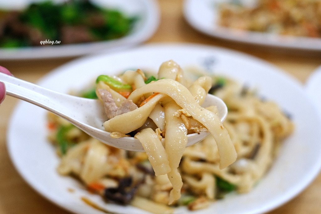台中大雅︱向陽樓刀削麵．鹹蛋超人削麵很吸睛，喜歡QQ麵條的不可錯過 @QQ的懶骨頭