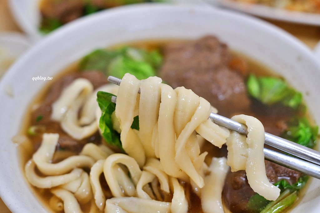 台中大雅︱向陽樓刀削麵．鹹蛋超人削麵很吸睛，喜歡QQ麵條的不可錯過 @QQ的懶骨頭