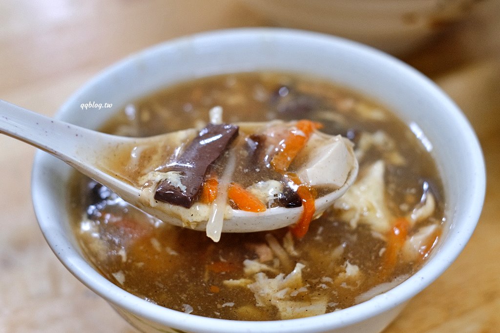 台中大雅︱向陽樓刀削麵．鹹蛋超人削麵很吸睛，喜歡QQ麵條的不可錯過 @QQ的懶骨頭