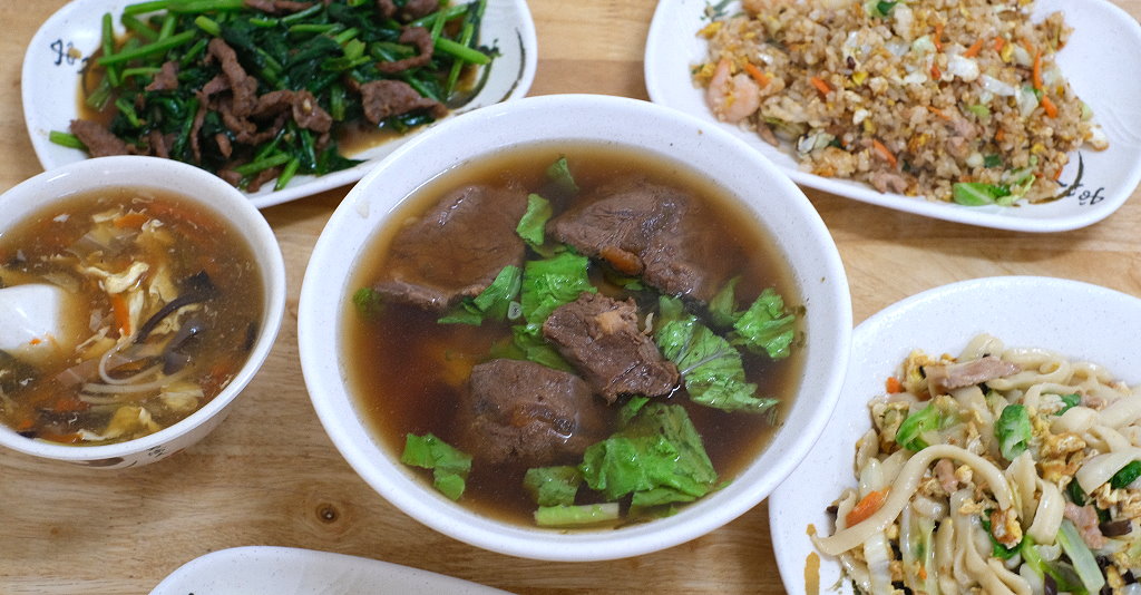 台中大雅︱向陽樓刀削麵．鹹蛋超人削麵很吸睛，喜歡QQ麵條的不可錯過 @QQ的懶骨頭