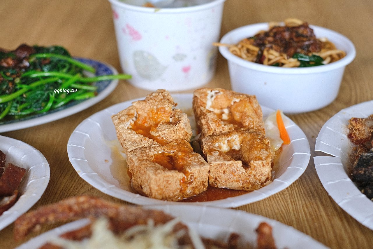 台中神岡︱風飛沙小吃店．在地人極推的小吃店，臭豆腐、滷味、炸肉通通來一份，填飽肚子的好選擇 @QQ的懶骨頭