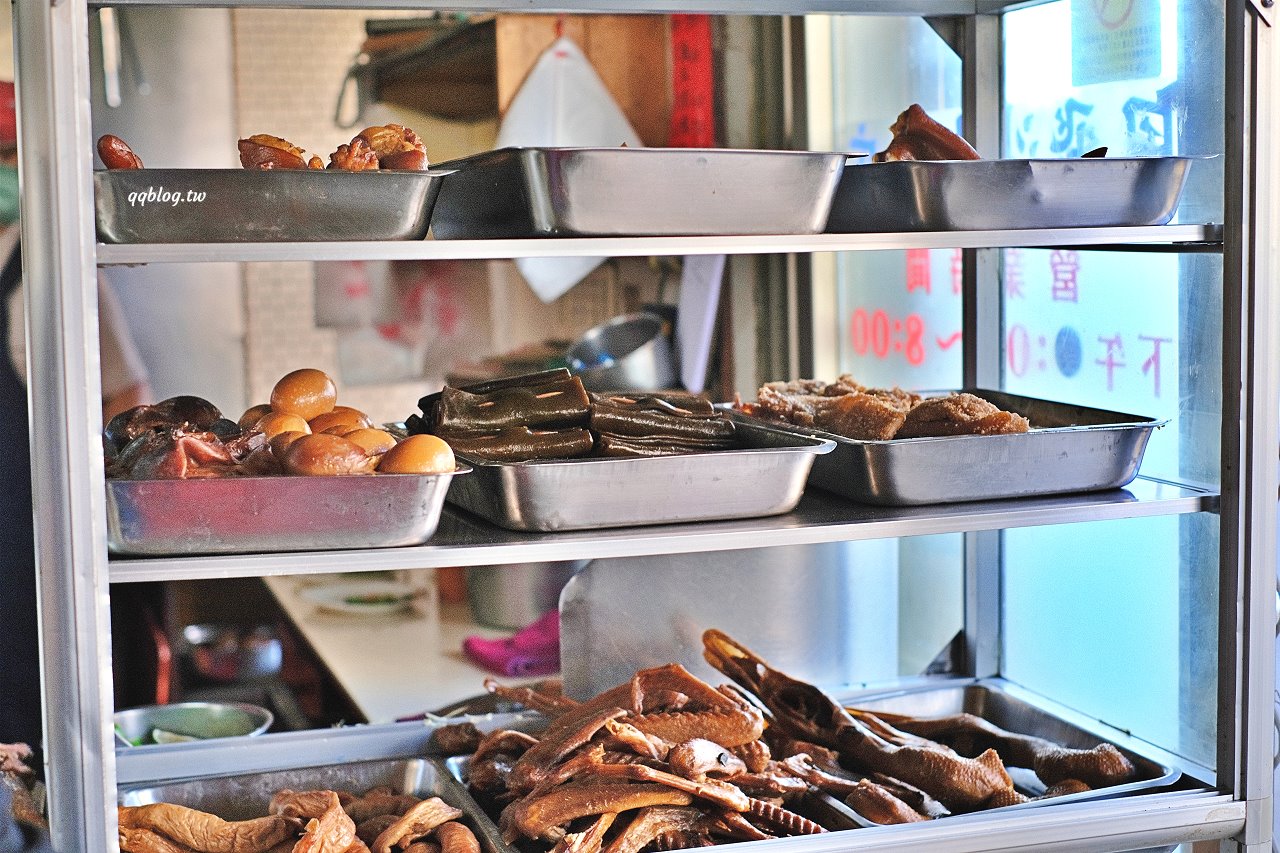 台中神岡︱風飛沙小吃店．在地人極推的小吃店，臭豆腐、滷味、炸肉通通來一份，填飽肚子的好選擇 @QQ的懶骨頭