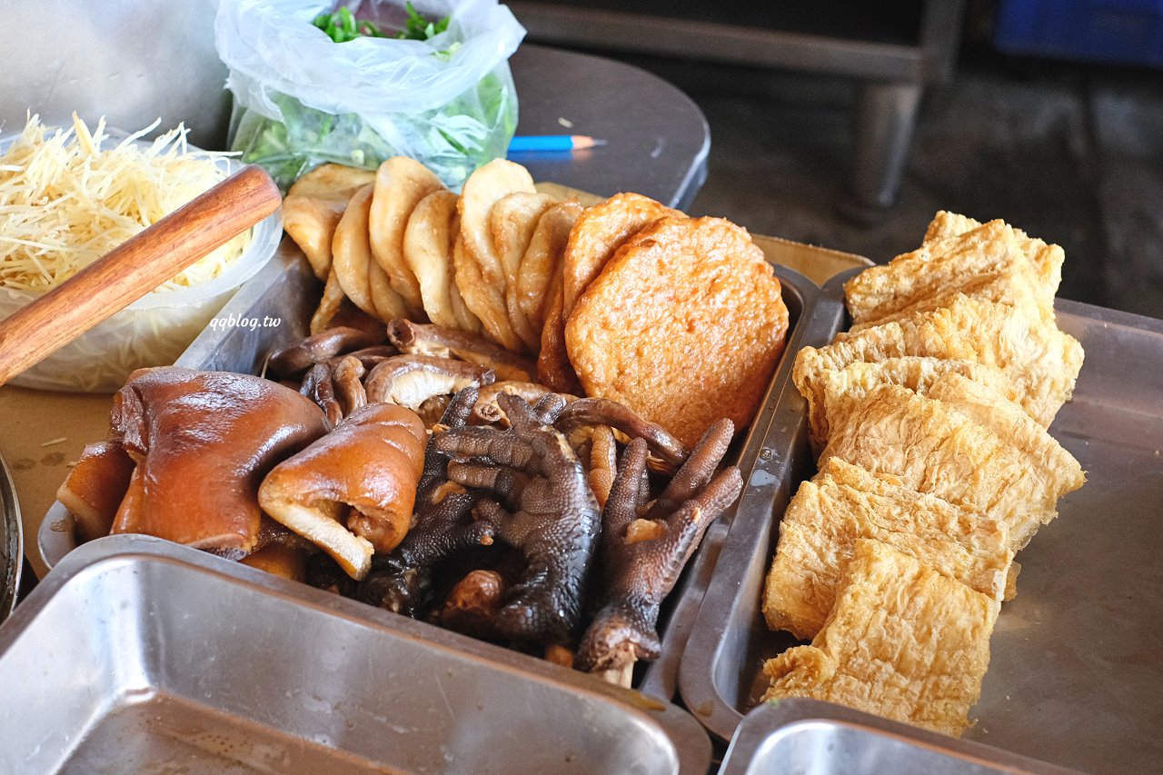 台中神岡︱風飛沙小吃店．在地人極推的小吃店，臭豆腐、滷味、炸肉通通來一份，填飽肚子的好選擇 @QQ的懶骨頭