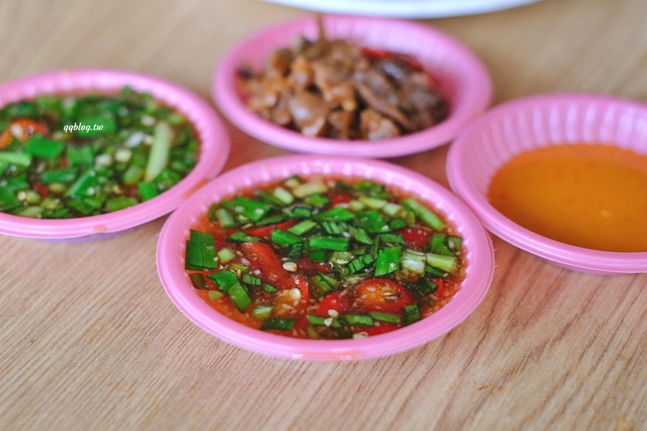 台中神岡︱風飛沙小吃店．在地人極推的小吃店，臭豆腐、滷味、炸肉通通來一份，填飽肚子的好選擇 @QQ的懶骨頭