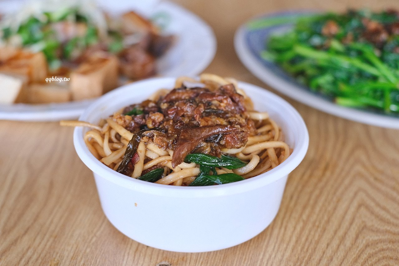 台中神岡︱風飛沙小吃店．在地人極推的小吃店，臭豆腐、滷味、炸肉通通來一份，填飽肚子的好選擇 @QQ的懶骨頭