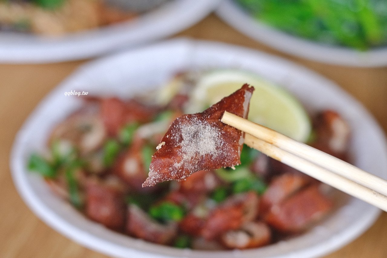 台中神岡︱風飛沙小吃店．在地人極推的小吃店，臭豆腐、滷味、炸肉通通來一份，填飽肚子的好選擇 @QQ的懶骨頭