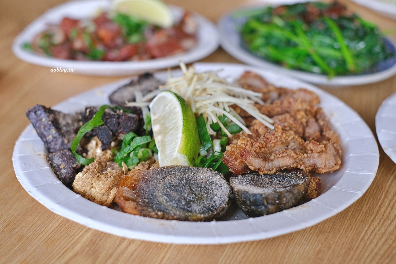 台中神岡︱風飛沙小吃店．在地人極推的小吃店，臭豆腐、滷味、炸肉通通來一份，填飽肚子的好選擇 @QQ的懶骨頭