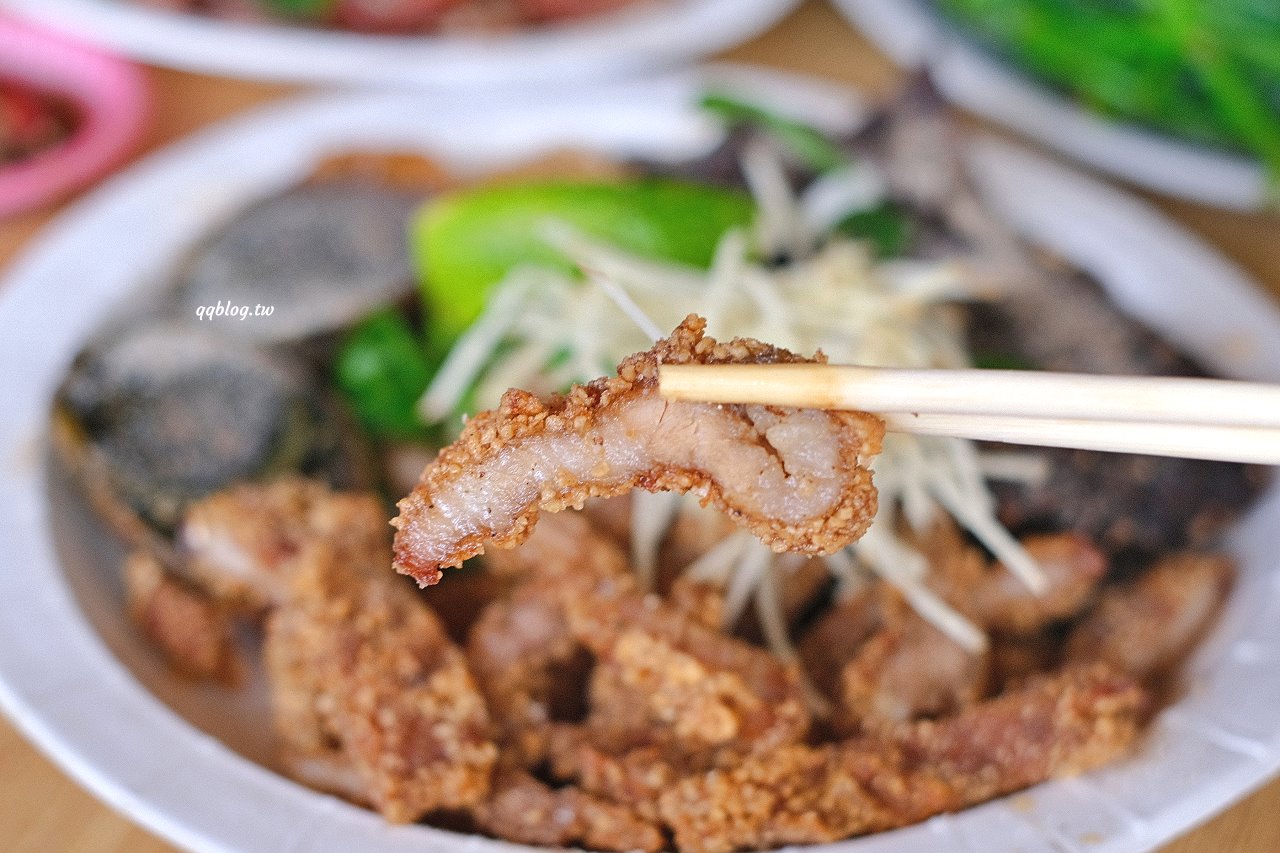 台中神岡︱風飛沙小吃店．在地人極推的小吃店，臭豆腐、滷味、炸肉通通來一份，填飽肚子的好選擇 @QQ的懶骨頭