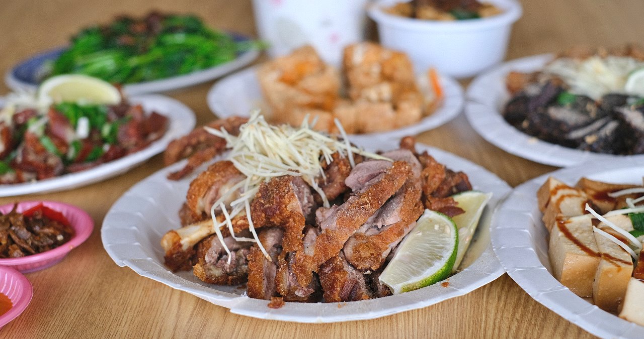 台中神岡︱風飛沙小吃店．在地人極推的小吃店，臭豆腐、滷味、炸肉通通來一份，填飽肚子的好選擇 @QQ的懶骨頭