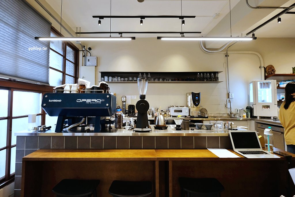 台中西區︱著手咖啡 Coffee Intro 2.0．審計新村周邊自家烘焙咖啡豆，環境簡單舒適(已歇業) @QQ的懶骨頭