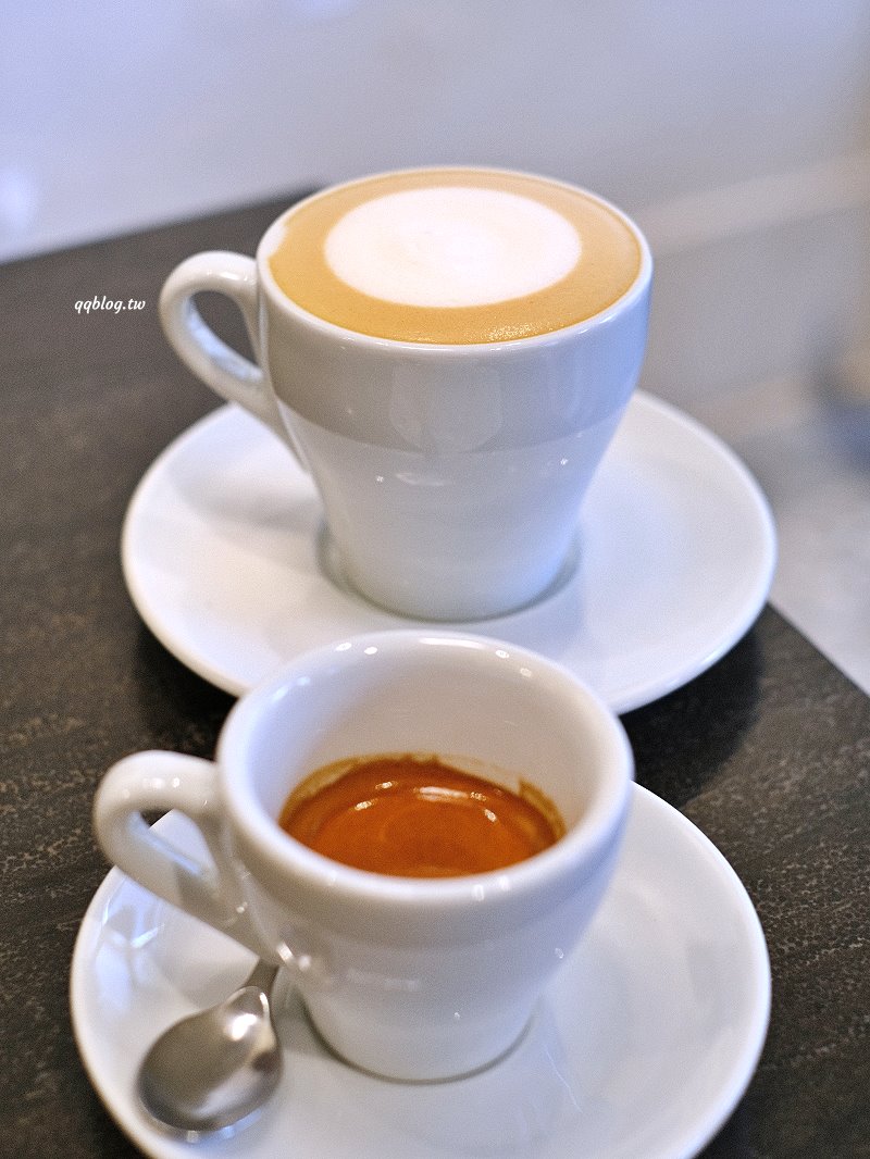 台中西區︱著手咖啡 Coffee Intro 2.0．審計新村周邊自家烘焙咖啡豆，環境簡單舒適(已歇業) @QQ的懶骨頭
