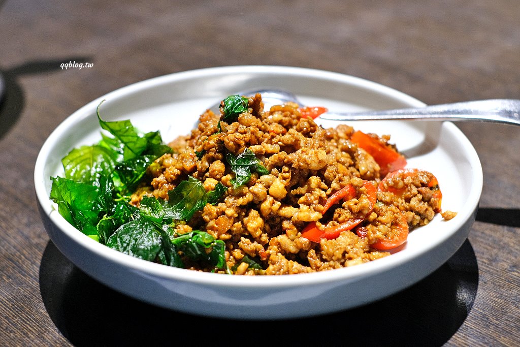 台中西屯︱蘭那泰式料理．台中老字號泰式料理，有著氣派又自帶庭院的獨棟泰式蘭納建築 @QQ的懶骨頭