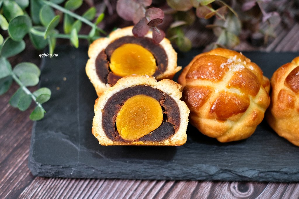 台中東區︱菲傭蛋黃酥．被蛋黃酥擔誤的麵包店，傳統口味和菠蘿口味都不能錯過 @QQ的懶骨頭
