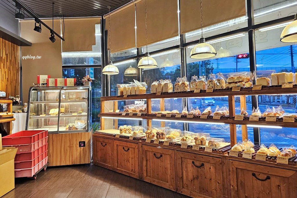 台中東區︱菲傭蛋黃酥．被蛋黃酥擔誤的麵包店，傳統口味和菠蘿口味都不能錯過 @QQ的懶骨頭