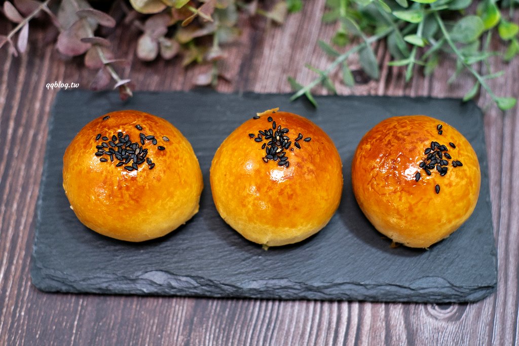 台中東區︱菲傭蛋黃酥．被蛋黃酥擔誤的麵包店，傳統口味和菠蘿口味都不能錯過 @QQ的懶骨頭