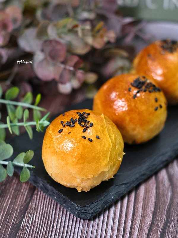 台中東區︱菲傭蛋黃酥．被蛋黃酥擔誤的麵包店，傳統口味和菠蘿口味都不能錯過 @QQ的懶骨頭