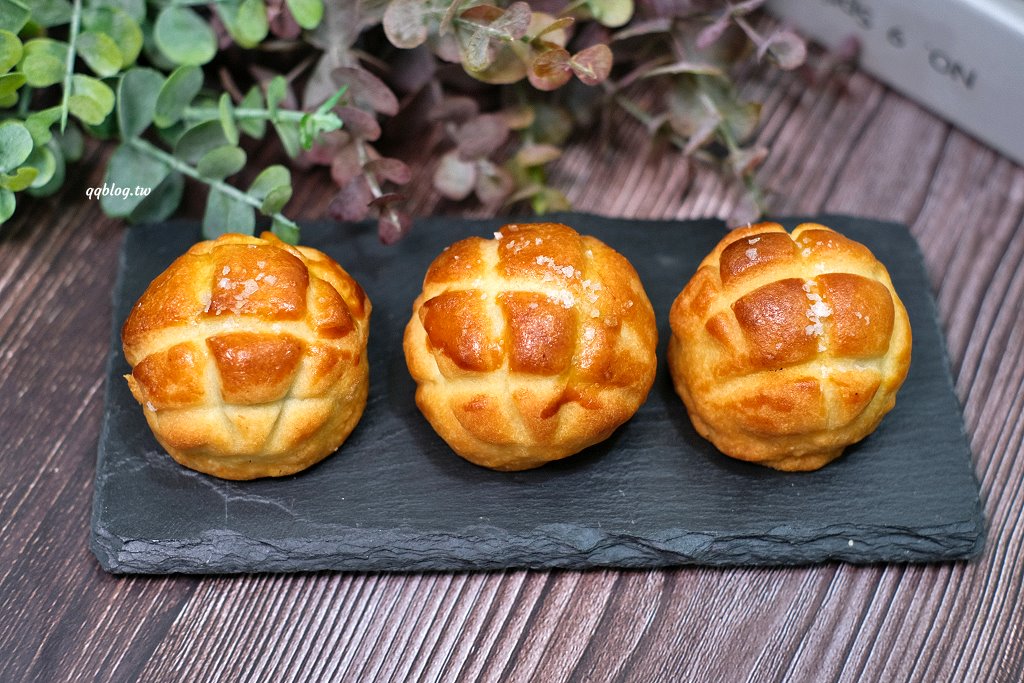 台中東區︱菲傭蛋黃酥．被蛋黃酥擔誤的麵包店，傳統口味和菠蘿口味都不能錯過 @QQ的懶骨頭