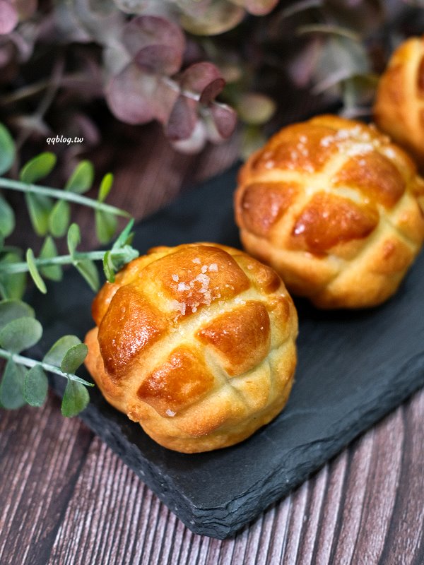 台中東區︱菲傭蛋黃酥．被蛋黃酥擔誤的麵包店，傳統口味和菠蘿口味都不能錯過 @QQ的懶骨頭