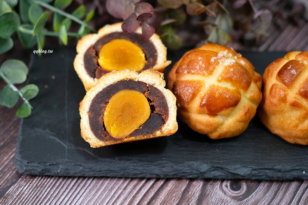 台中東區︱菲傭蛋黃酥．被蛋黃酥擔誤的麵包店，傳統口味和菠蘿口味都不能錯過 @QQ的懶骨頭