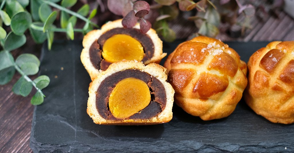 台中東區︱菲傭蛋黃酥．被蛋黃酥擔誤的麵包店，傳統口味和菠蘿口味都不能錯過 @QQ的懶骨頭