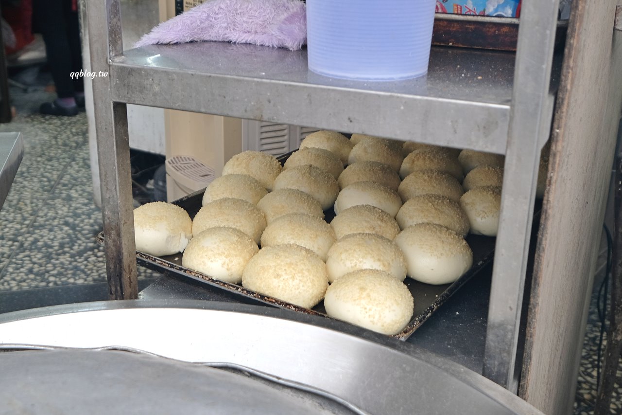 宜蘭五結︱五結．阿賢碳烤燒餅店．銅板價美味燒餅，越吃越香，有甜有鹹超滿足 @QQ的懶骨頭