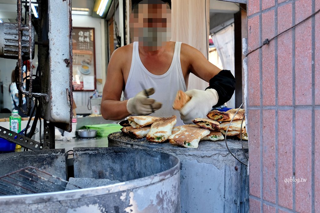 宜蘭五結︱五結．阿賢碳烤燒餅店．銅板價美味燒餅，越吃越香，有甜有鹹超滿足 @QQ的懶骨頭
