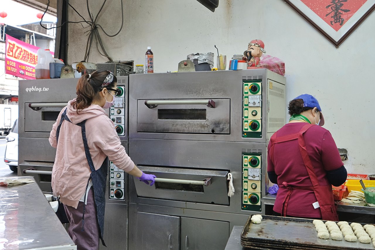 宜蘭五結︱五結．阿賢碳烤燒餅店．銅板價美味燒餅，越吃越香，有甜有鹹超滿足 @QQ的懶骨頭