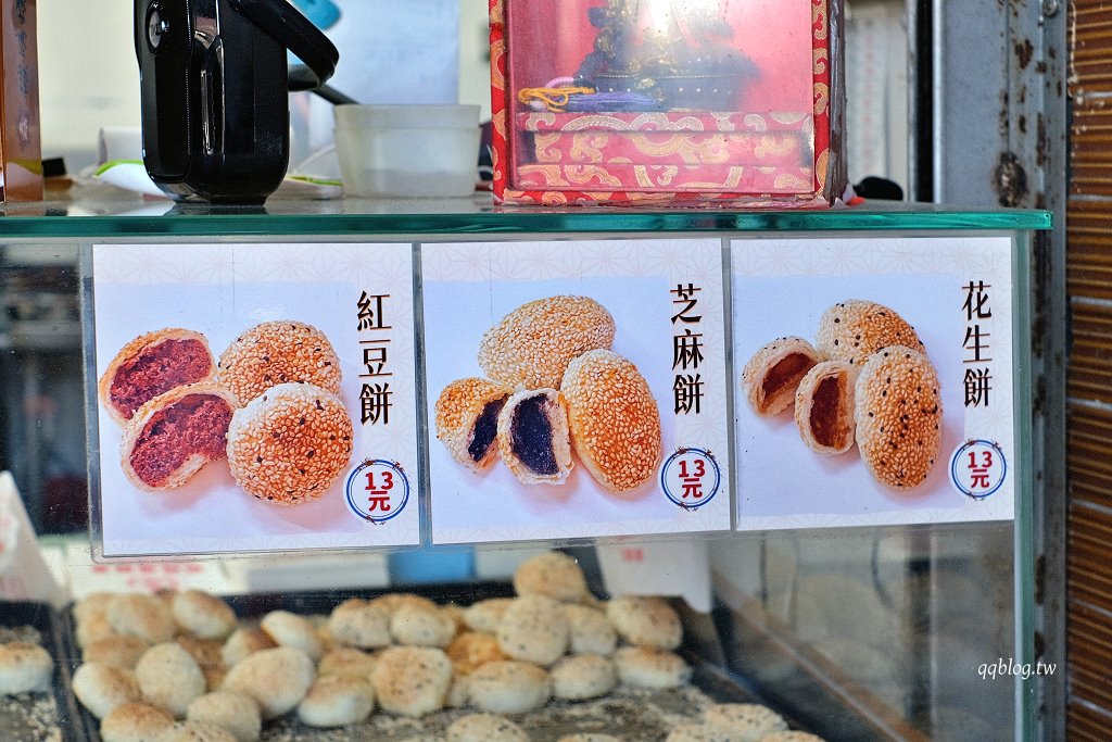 宜蘭五結︱五結．阿賢碳烤燒餅店．銅板價美味燒餅，越吃越香，有甜有鹹超滿足 @QQ的懶骨頭