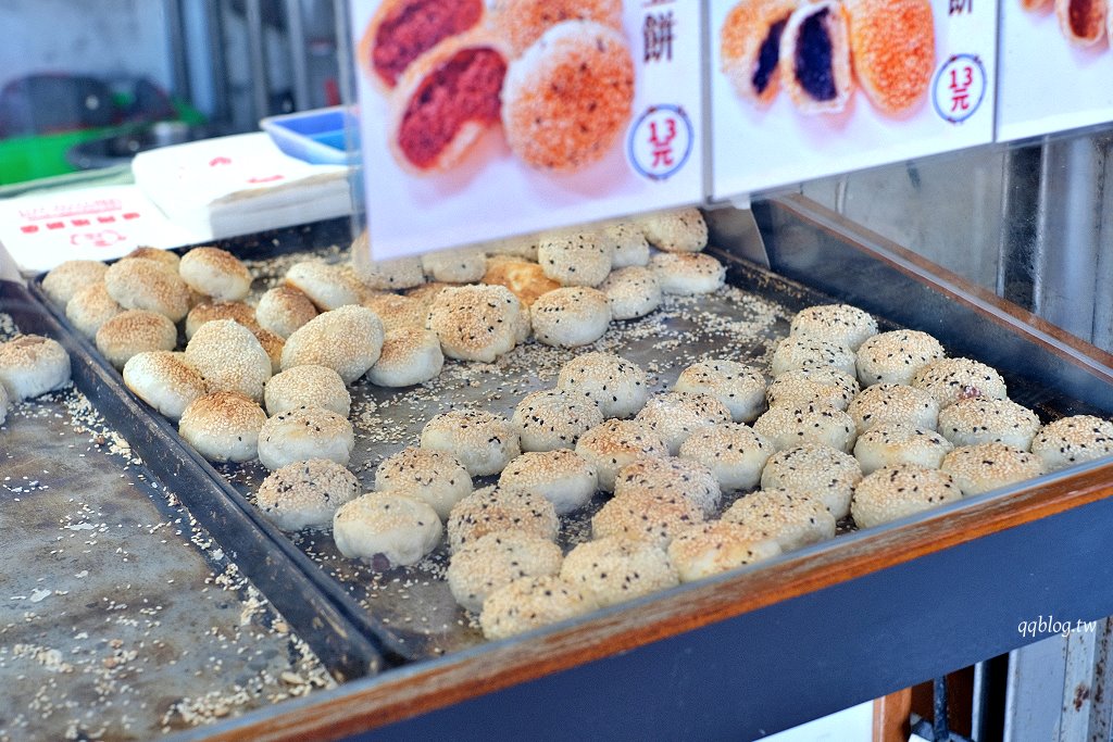 宜蘭五結︱五結．阿賢碳烤燒餅店．銅板價美味燒餅，越吃越香，有甜有鹹超滿足 @QQ的懶骨頭