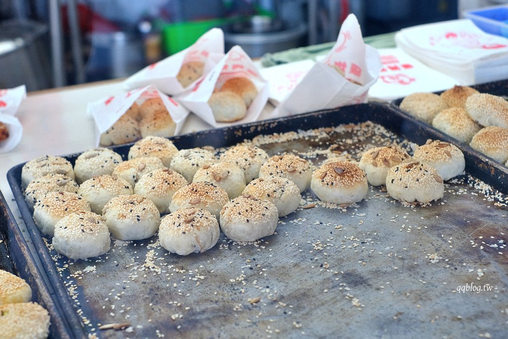 宜蘭五結︱五結．阿賢碳烤燒餅店．銅板價美味燒餅，越吃越香，有甜有鹹超滿足 @QQ的懶骨頭