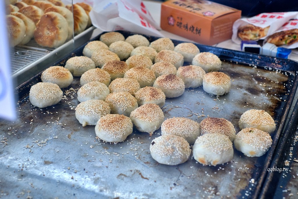 宜蘭五結︱五結．阿賢碳烤燒餅店．銅板價美味燒餅，越吃越香，有甜有鹹超滿足 @QQ的懶骨頭