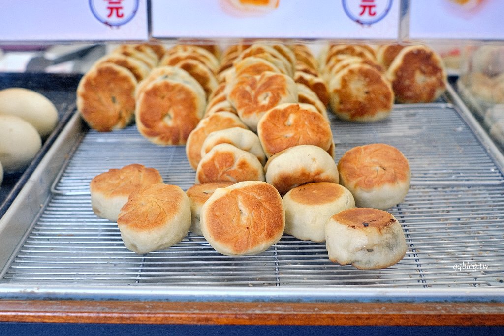 宜蘭五結︱五結．阿賢碳烤燒餅店．銅板價美味燒餅，越吃越香，有甜有鹹超滿足 @QQ的懶骨頭